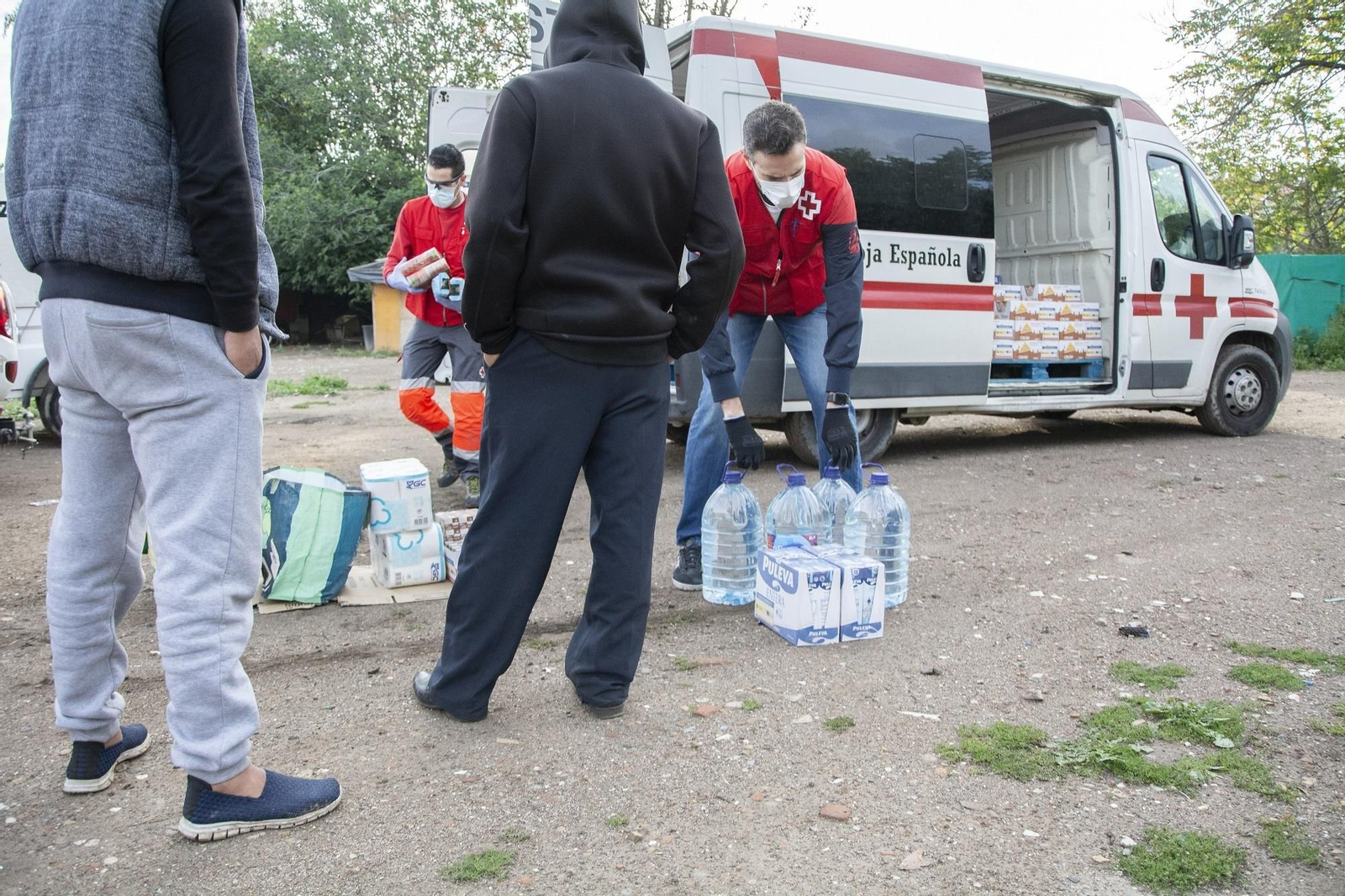Cruz Roja entrega alimentos en uno de los asentamientos.