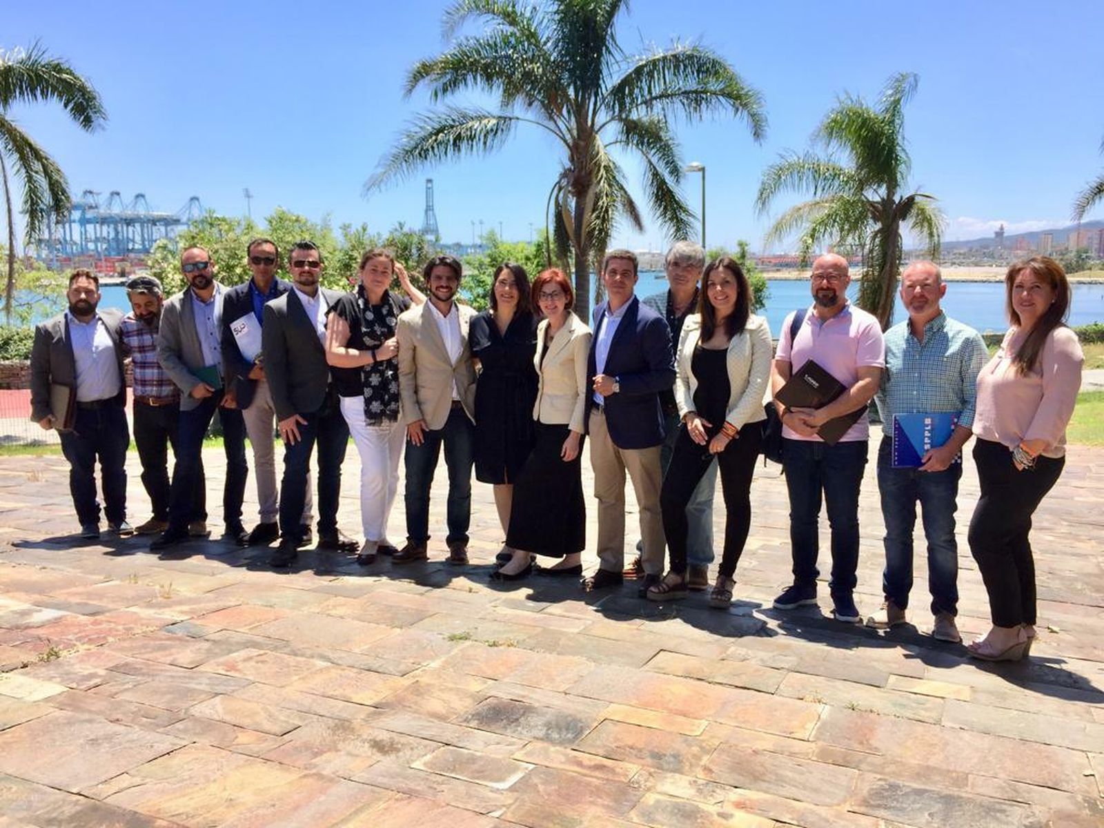 Maite Pagaza junto al resto de representantes de Ciudadanos y de los colectivos.