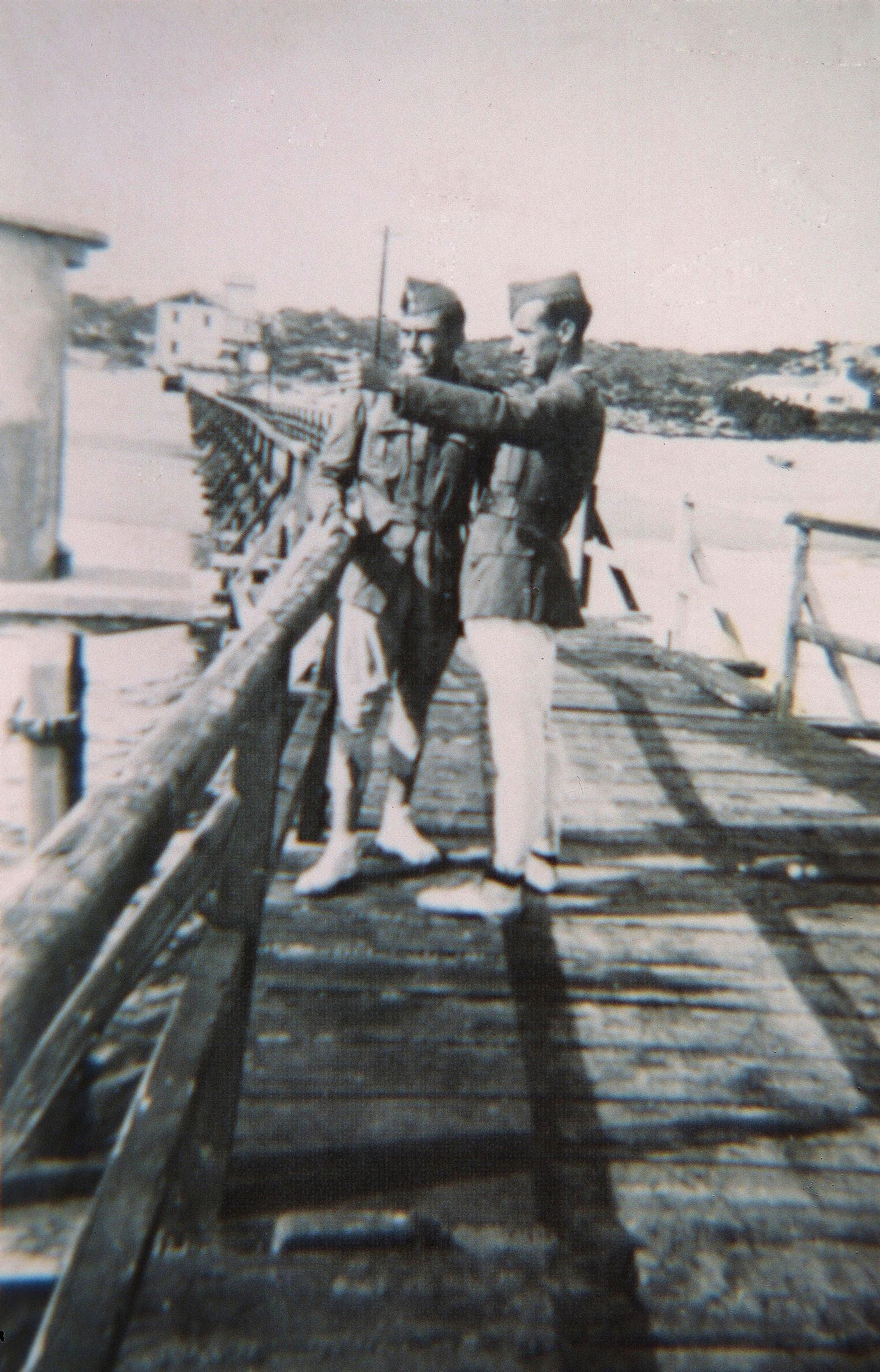 Mazagón. Soldados del Regimiento de Infantería nº 72 en el muelle de madera de la Casa del Vigía. Año 1943 (Col. Manolo Serrano).