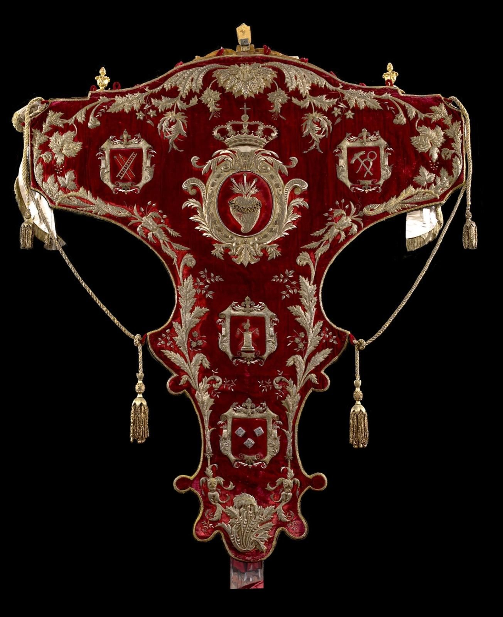 La trasera del dosel tras su restauración, con los símbolos pasionistas.