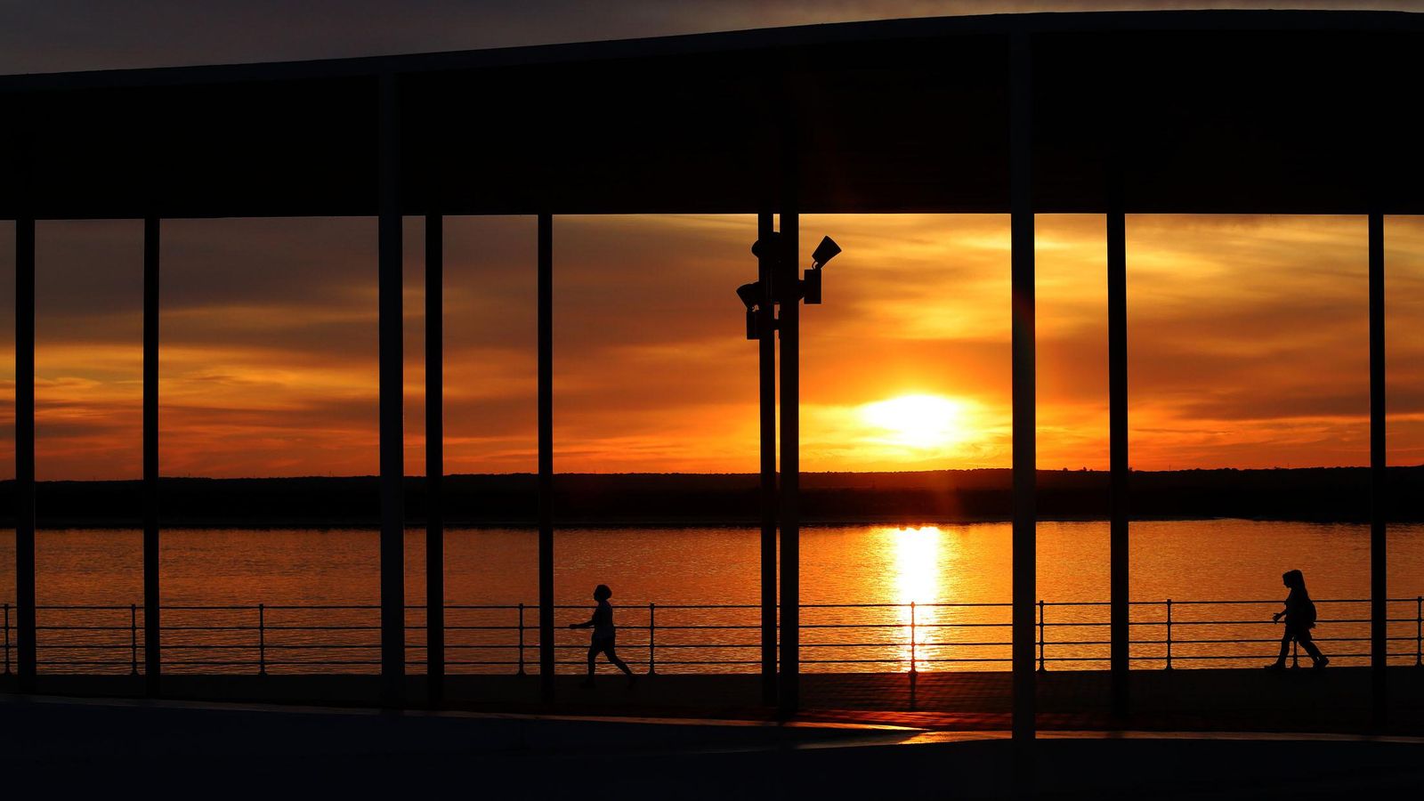 Atardecer en el Paseo de la Ría de Huelva