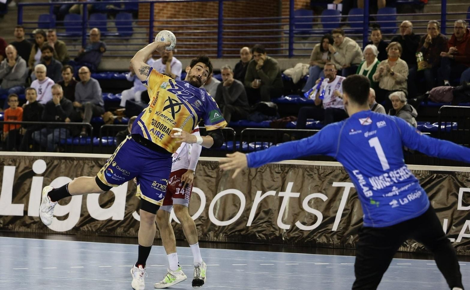 Javi García se dispone a lanzar ante la oposición del meta rival.