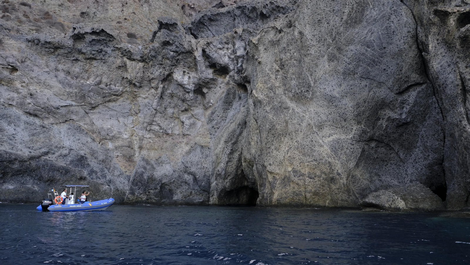 Una jornada con el servicio marítimo de la Policía Local de Níjar, en imágenes