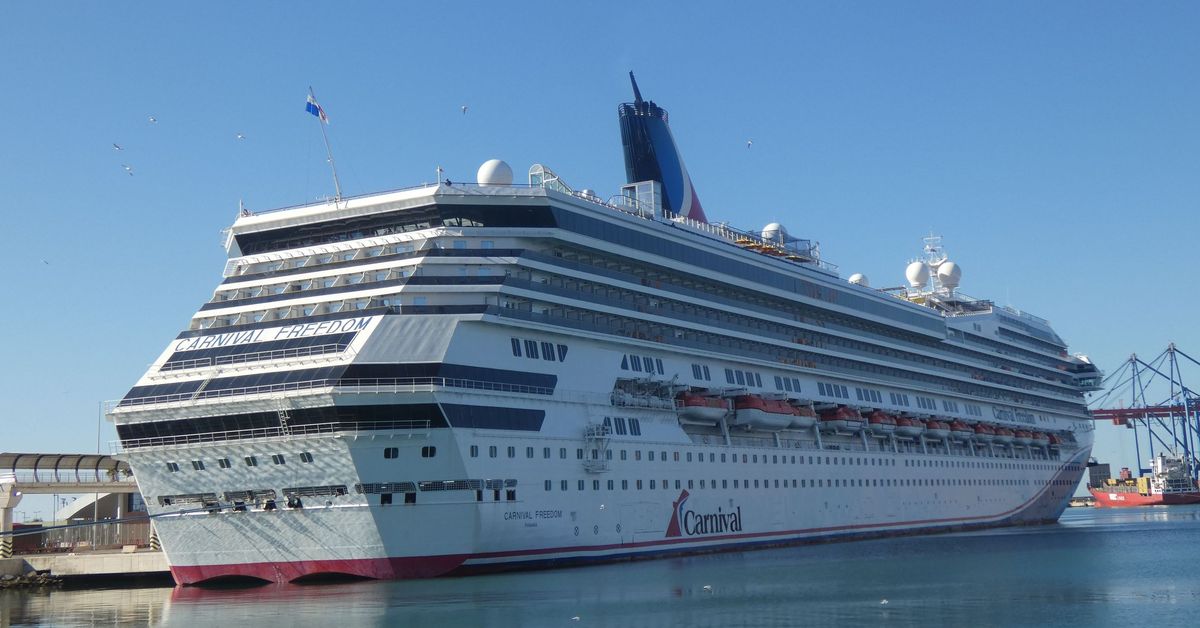 Круизный лайнер Carnival Freedom прибыл в Малагу без второй половины своей знаменитой трубы