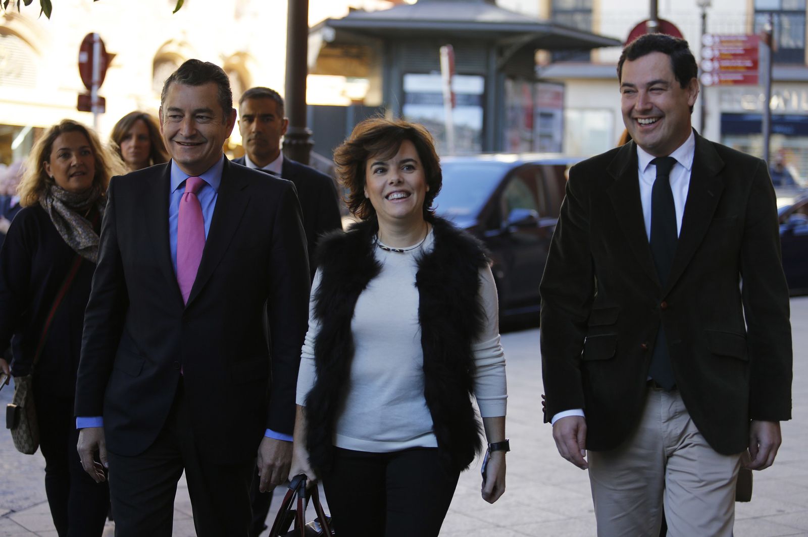 Soraya Sáenz de Santamaría, entre Antonio Sanz y Juanma Moreno.