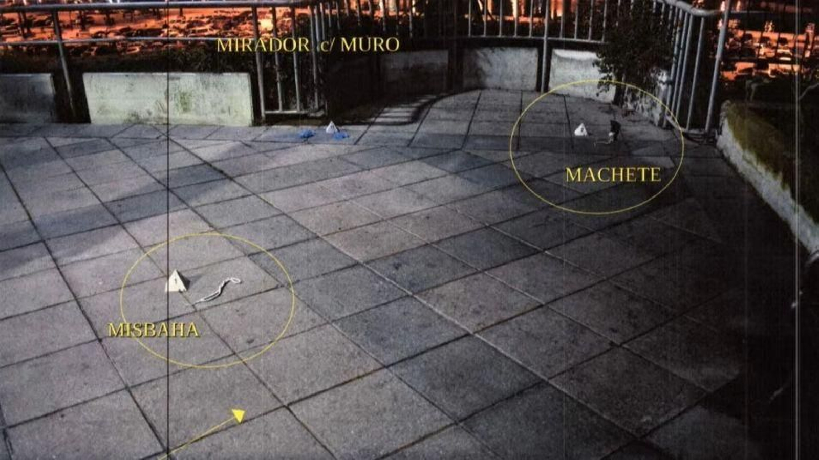 Localización del machete y un collar de cuentas en las inmediaciones de la Plaza Virgen de las Lágrimas, donde Kanjaa fue detenido.