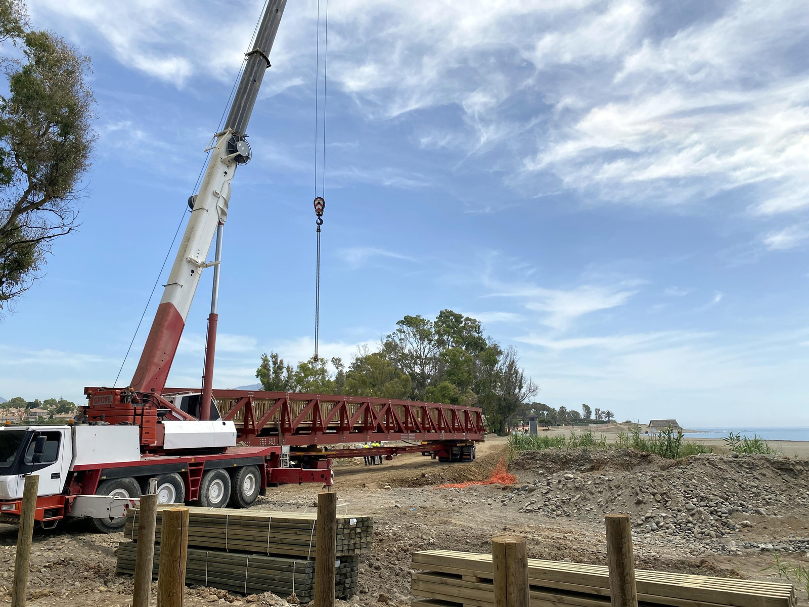 Vista de la instalación del nuevo puente sobre el río Guadalmansa, en Esteopna.