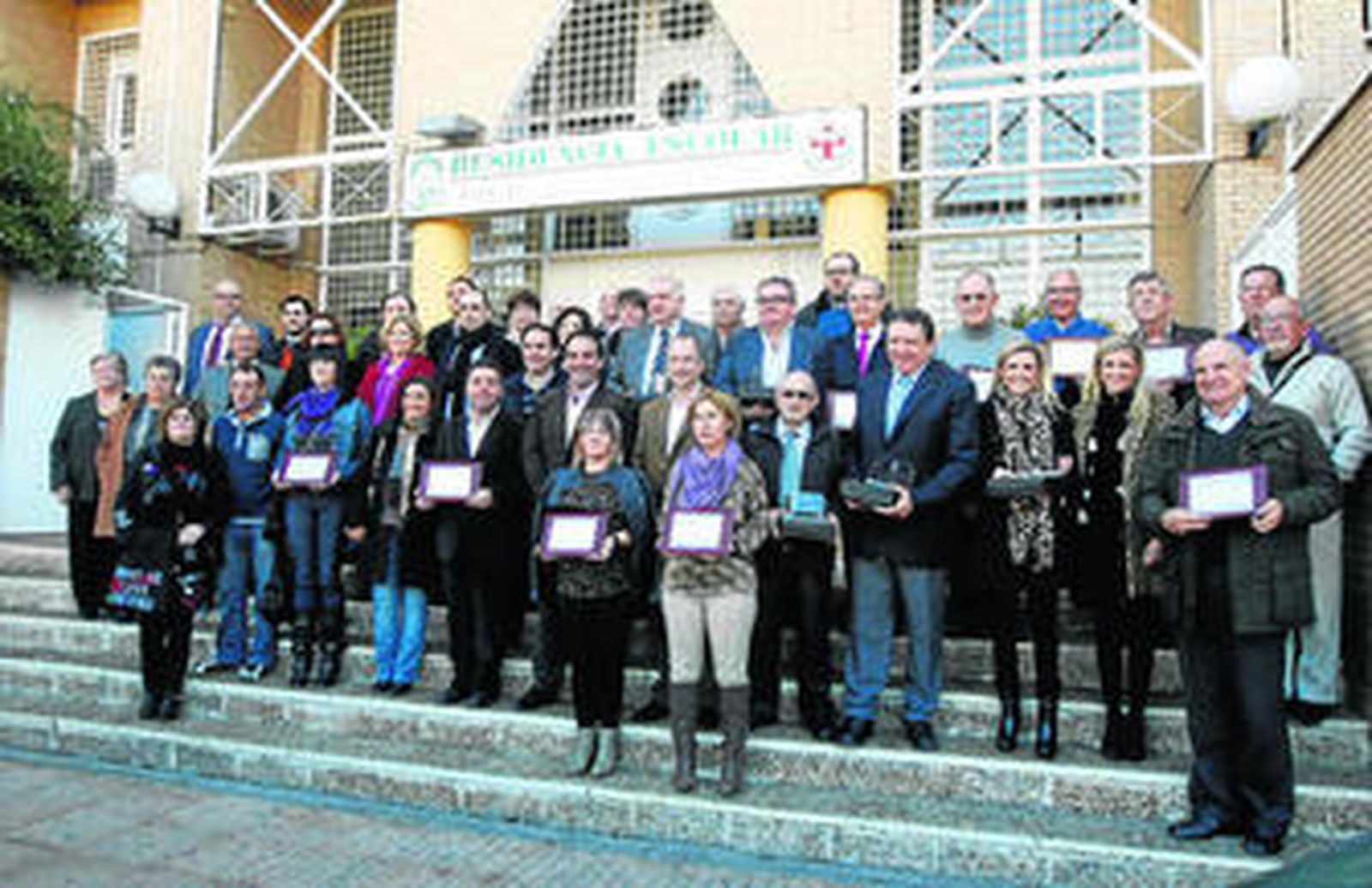Foto de familia de los representantes vecinales y empresarios presentes en el acto.