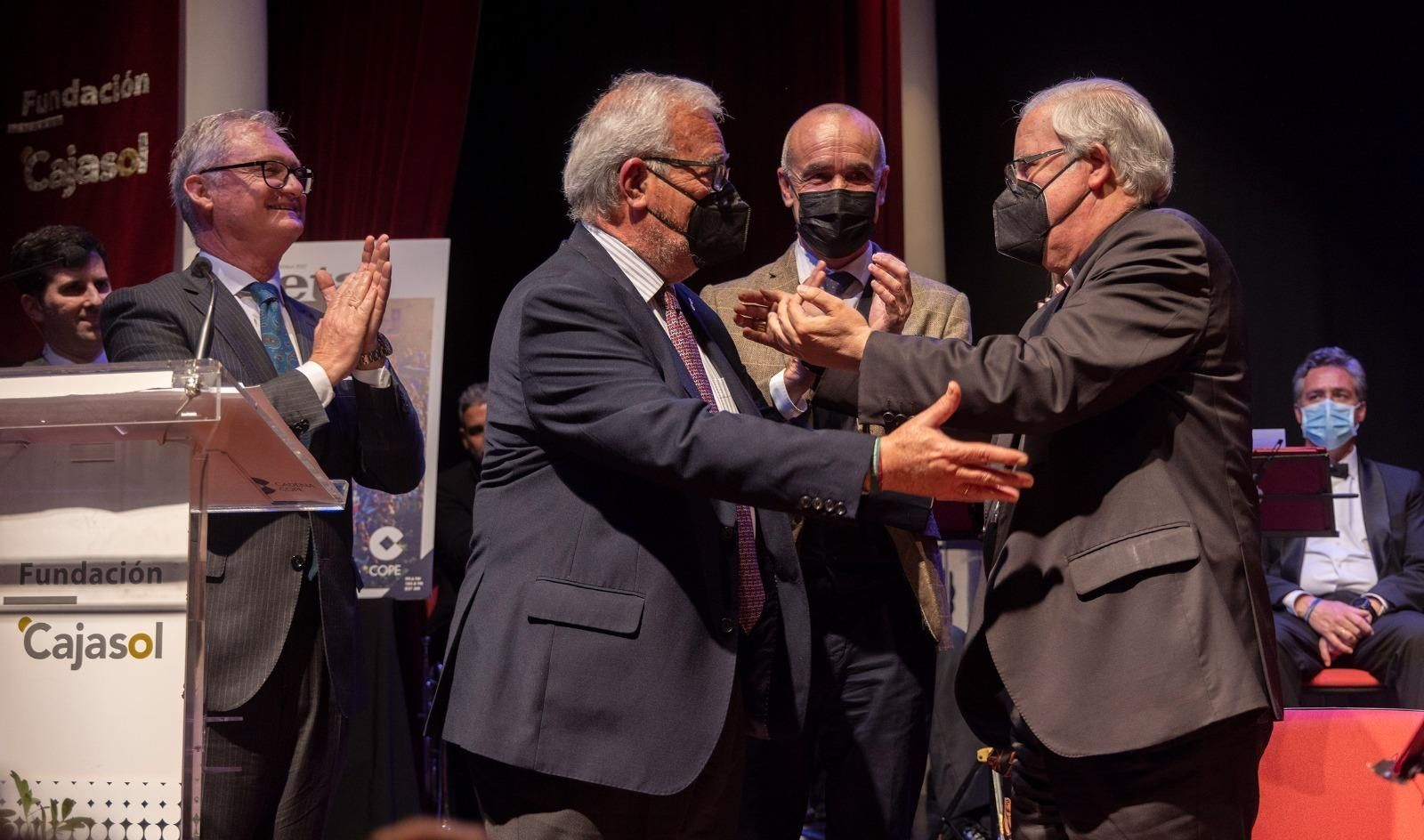 El arzobispo en el momento de imponer la insignia a Colón.