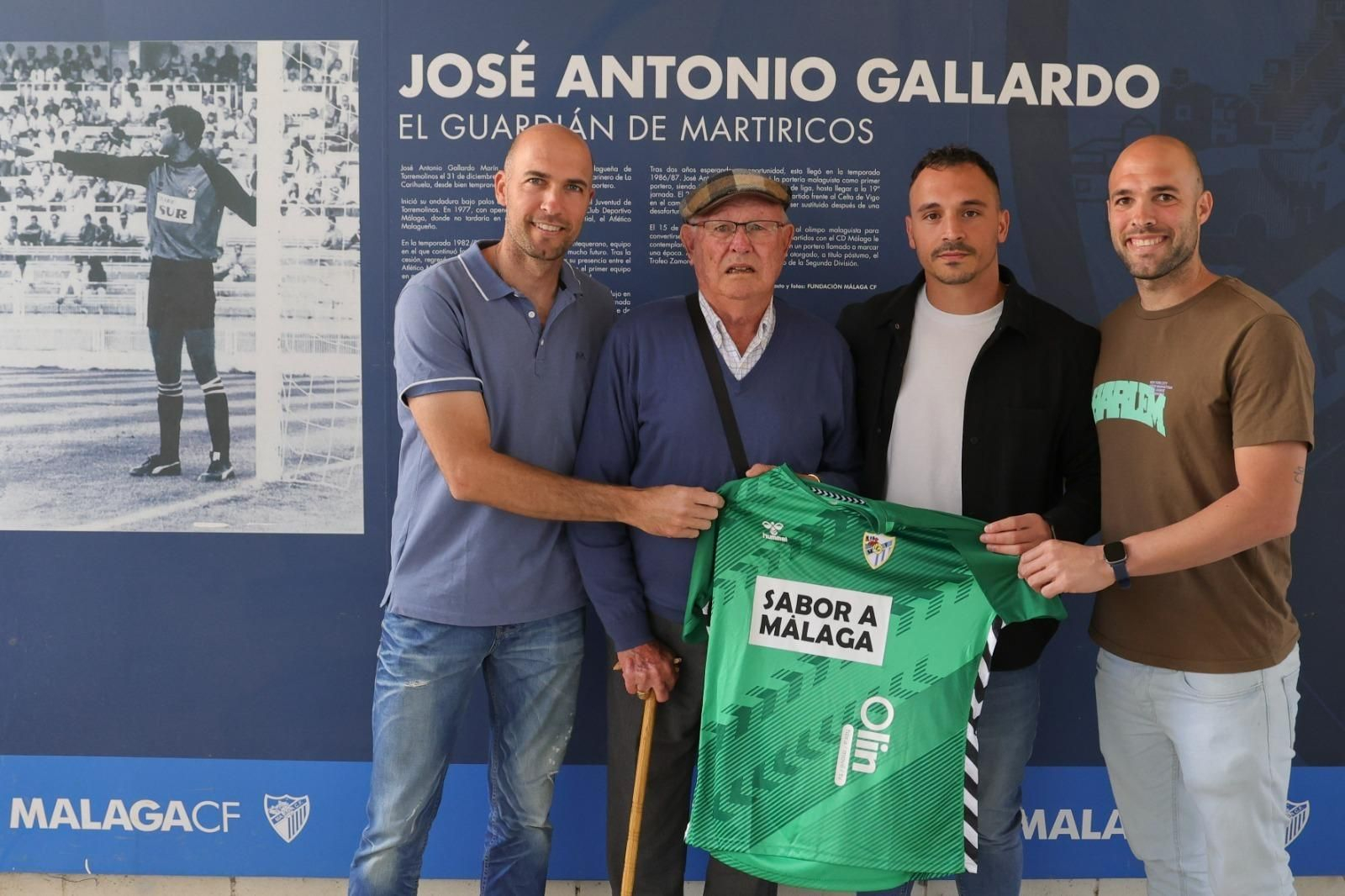 La entrega de la camiseta a la familia Gallardo por parte de Alfonso Herrero La entrega de la camiseta a la familia Gallardo por parte de Alfonso Herrero
