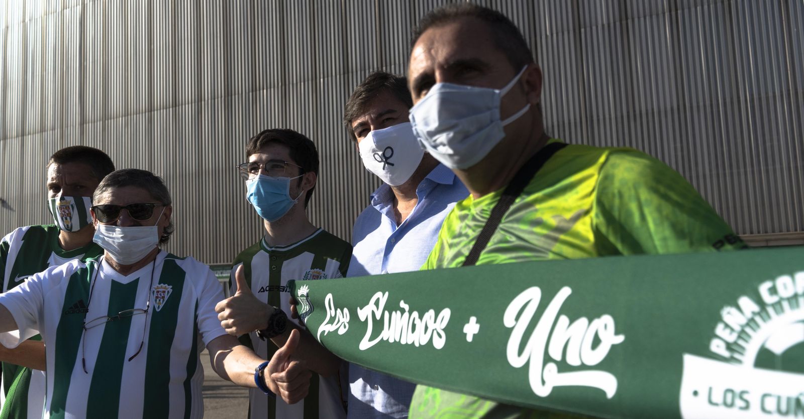 Javier González Calvo, junto a un grupo de aficionados el día que arrancó la campaña.
