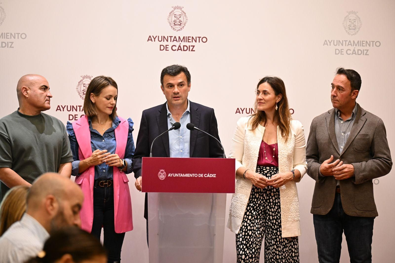 El alcalde, Bruno García, con varios de sus concejales en la comparecencia de este viernes.