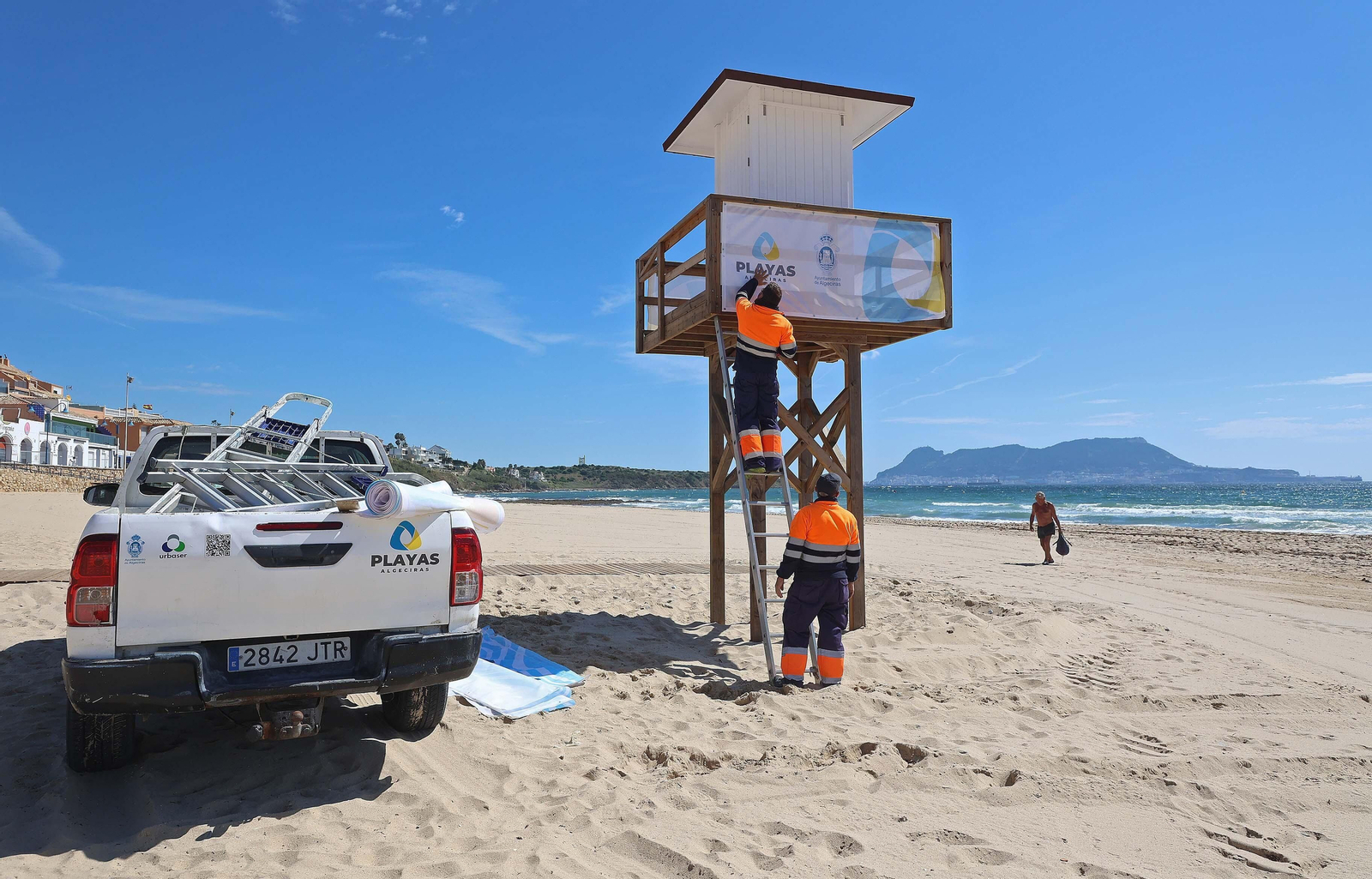 Imágenes de los preparativos para  la temporada de playas en Getares