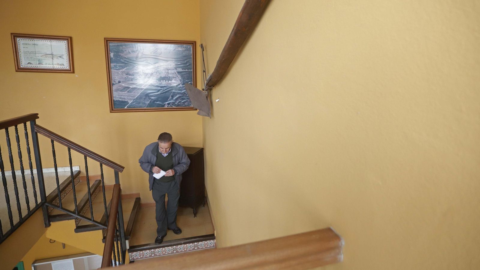 Un vecino baja las escaleras del Ayuntamiento de Tesorillo.