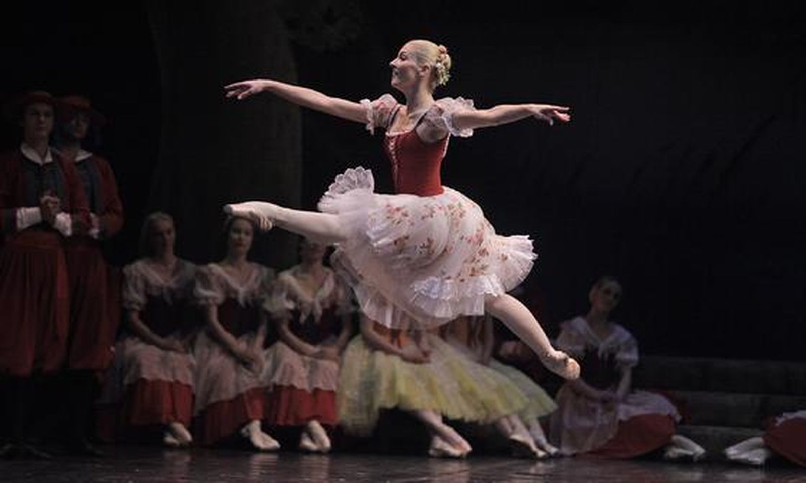 Imágenes de 'Giselle' en el Teatro de la Maestranza. / Antonio Pizarro