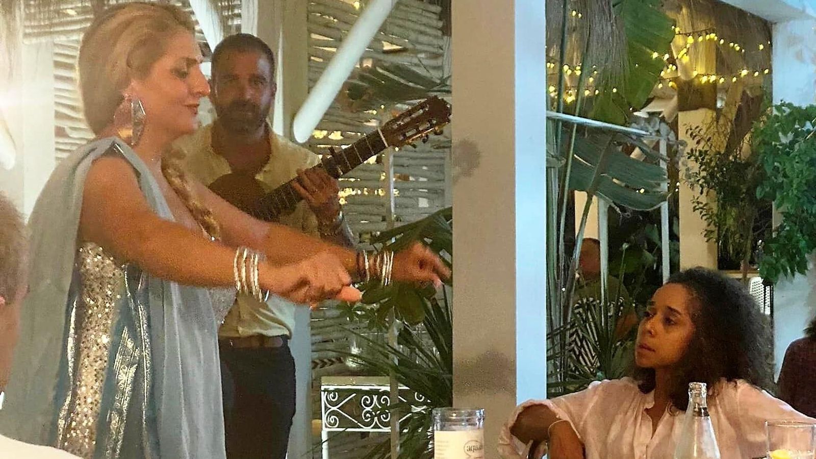 Actuación de Kina Méndez ante la embajadora de EEUU en La Manuela, Chiopiona.