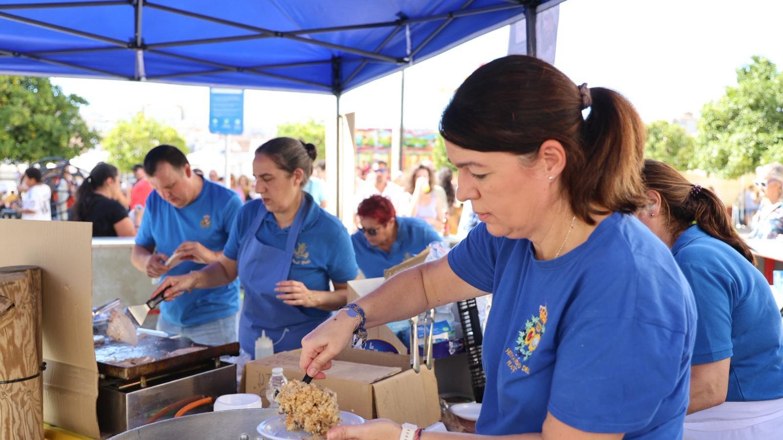 Las migas sirviéndose.