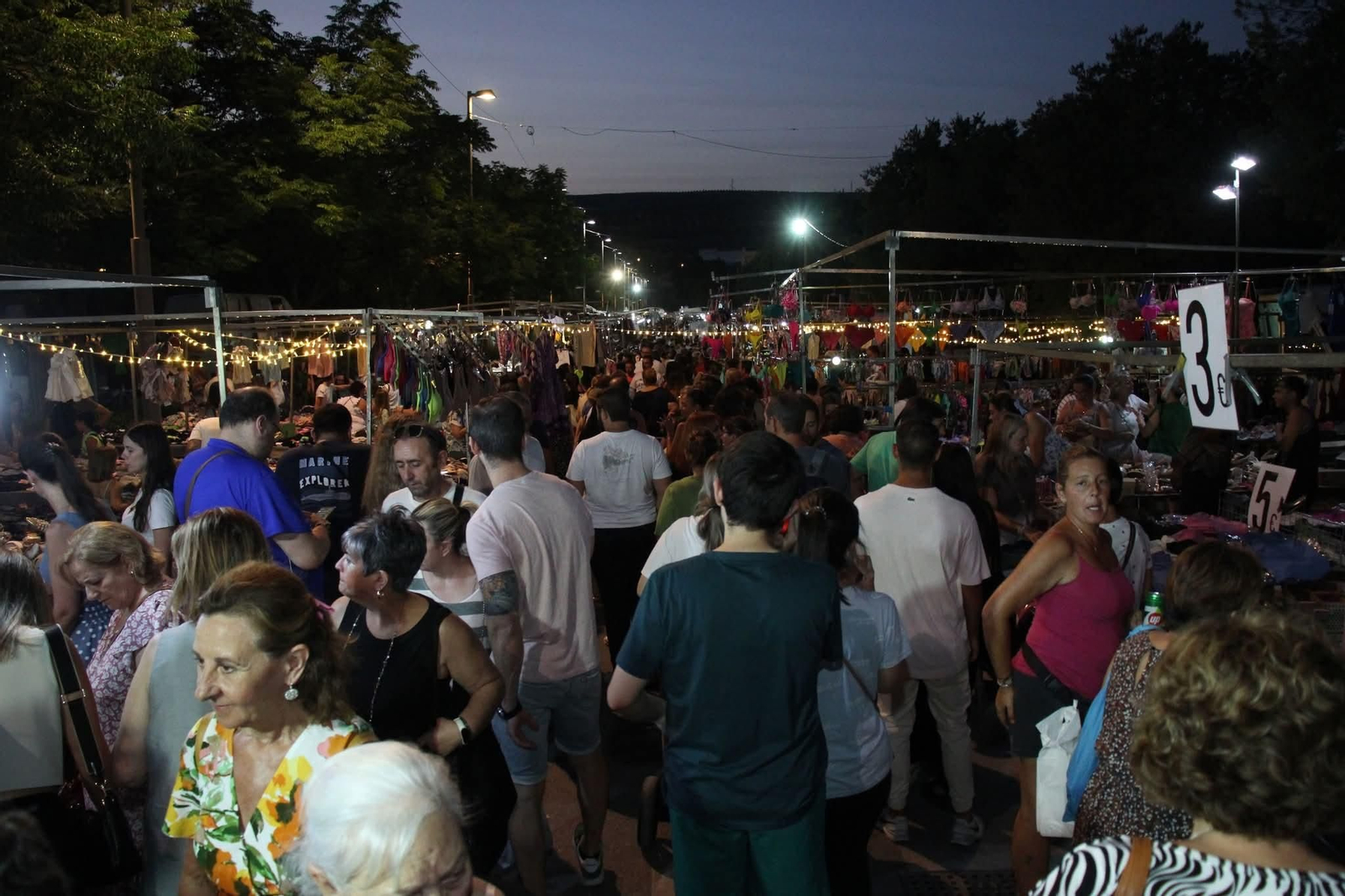 Una edición anterior del mercadillo nocturno de Lucena.
