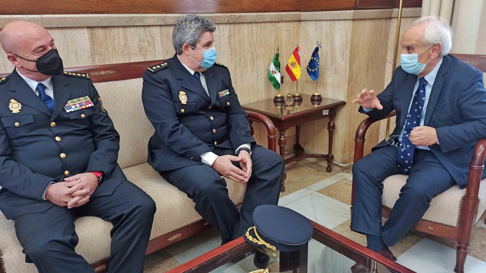 Manuel de la Fuente recibe al comisario Juan Antonio Gálvez, nuevo jefe de Seguridad Ciudadana de la Policía Nacional en Almería