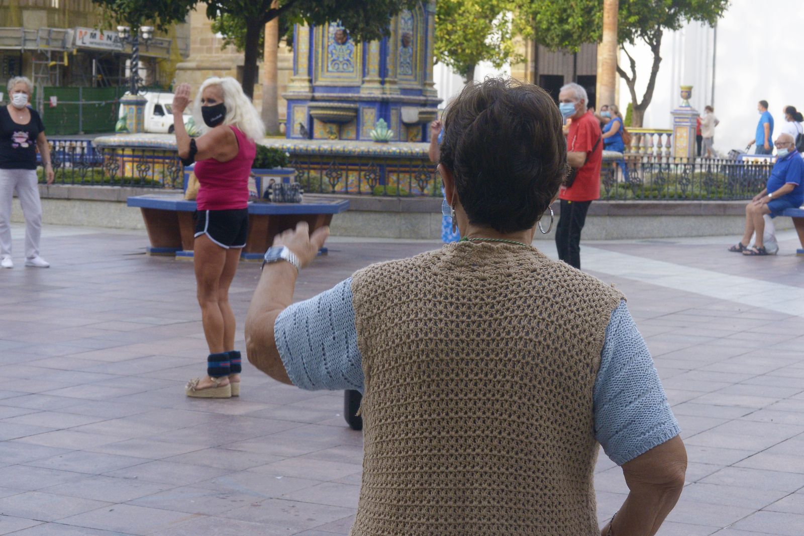 Fotos de personas mayores haciendo gimnasia en la Plaza Alta