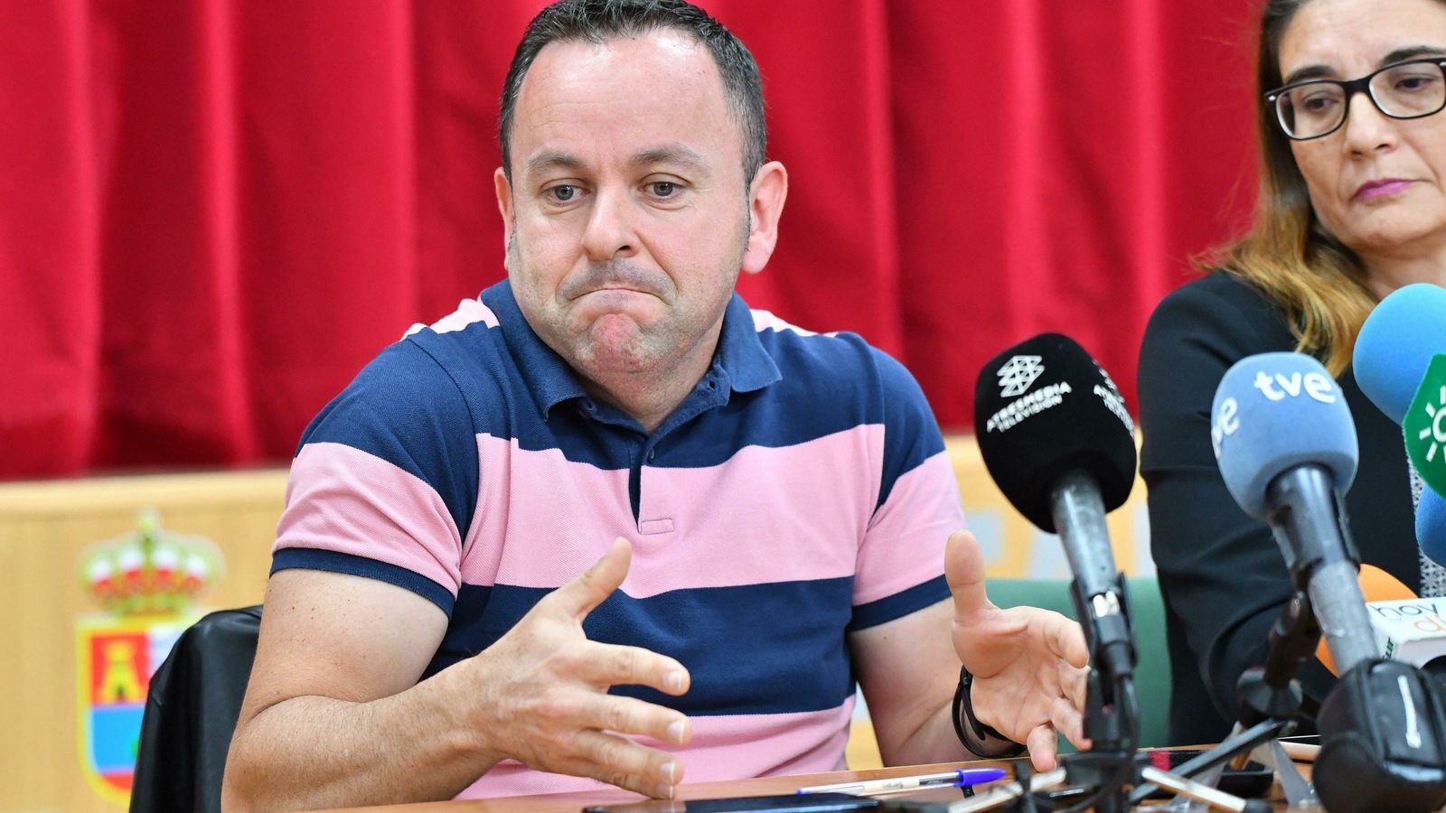 Sergio Fernández junto a su abogada, Josefa Antonia Castillo.