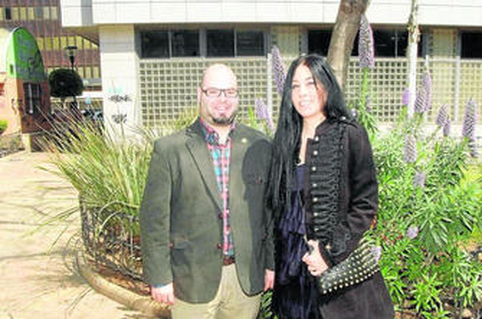 Julio Francisco González Jiménez irá presentando cada uno de los temas, mientras que la voz la pondrá la cantante Sheila Solís.