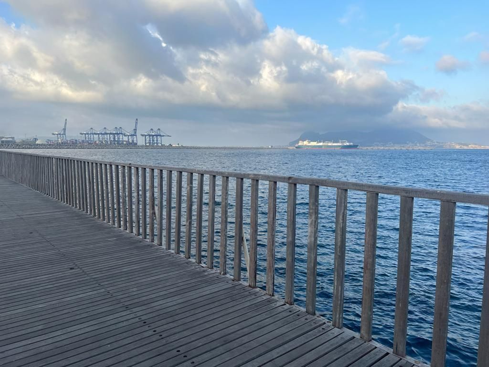 El Peñón de Gibraltar desde el puente del varadero.