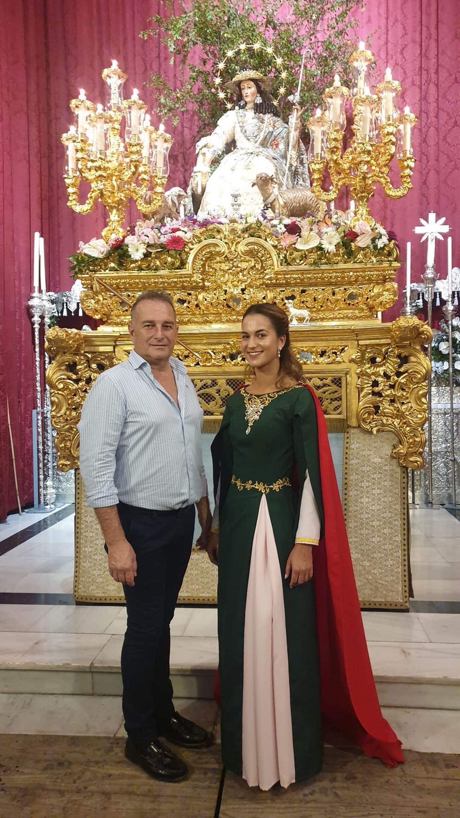 Javier Pérez Orozco, diseñador del vestido de Santa Marina; y Estrella Rocío Crespo Jiménez, la joven que ha encarnado a la titular de la hermandad pastoreña.