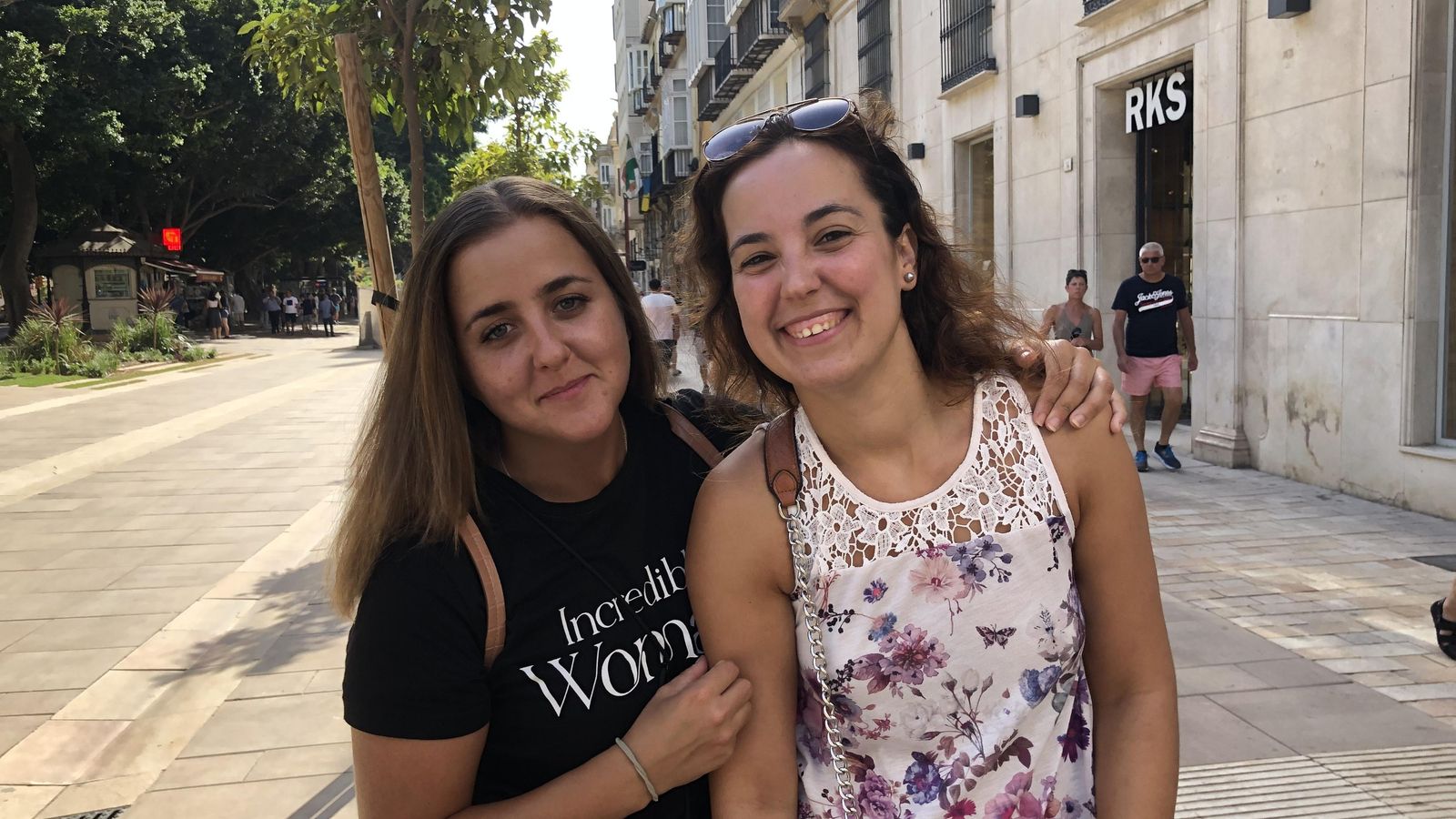 Denise Prystupa y Lucía García posan en el centro de Málaga.