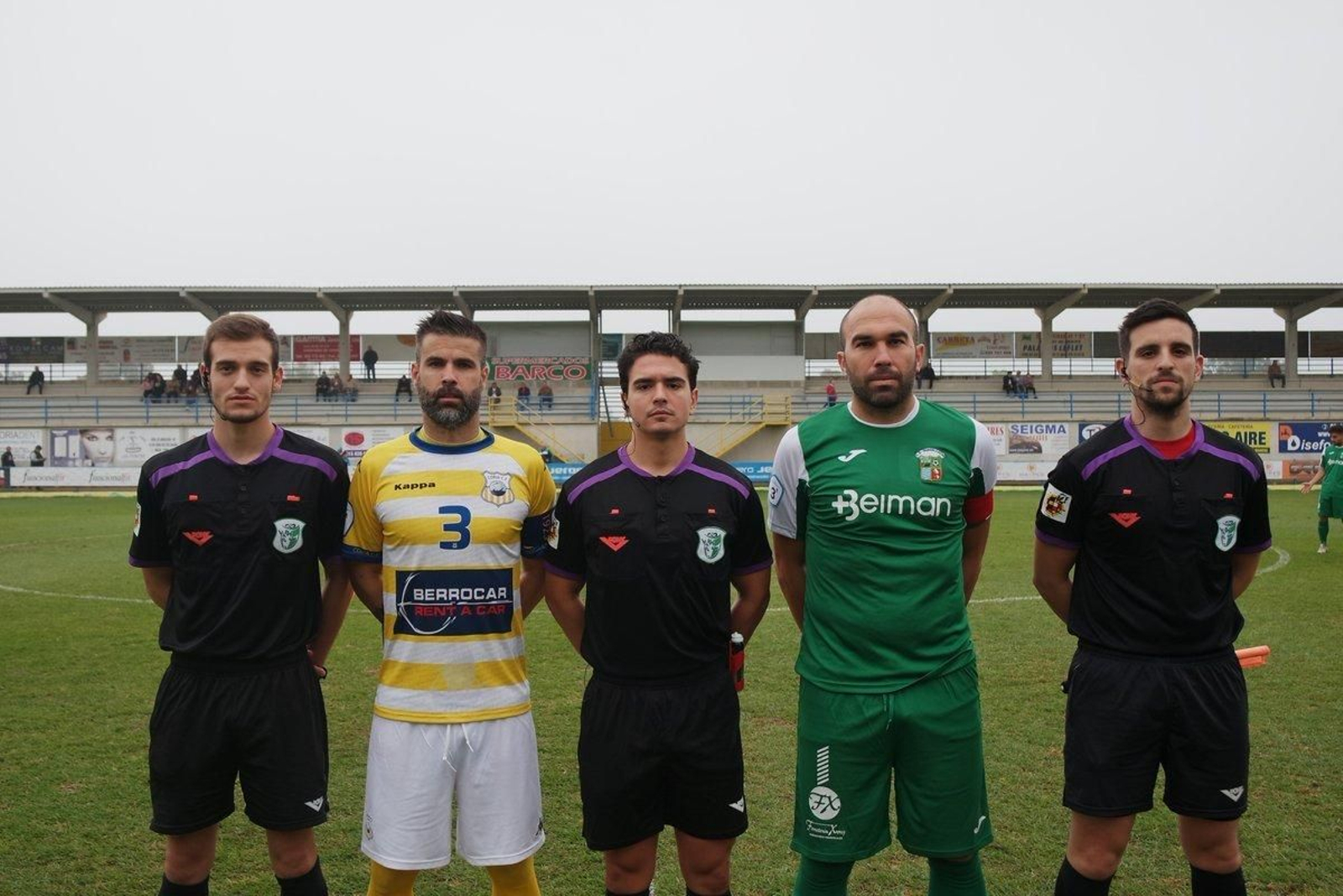 Diego Galiano y David Feito, posando con el trío arbitral en el estadio Guadalquivir.