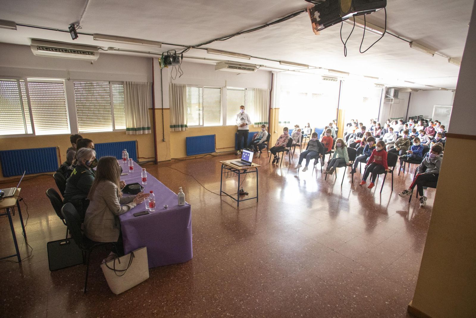 Fotogalería de la charla sobre la igualdad de cuatro mujeres en el CEIP Manuel de Falla de Peligros por el 8M 2021