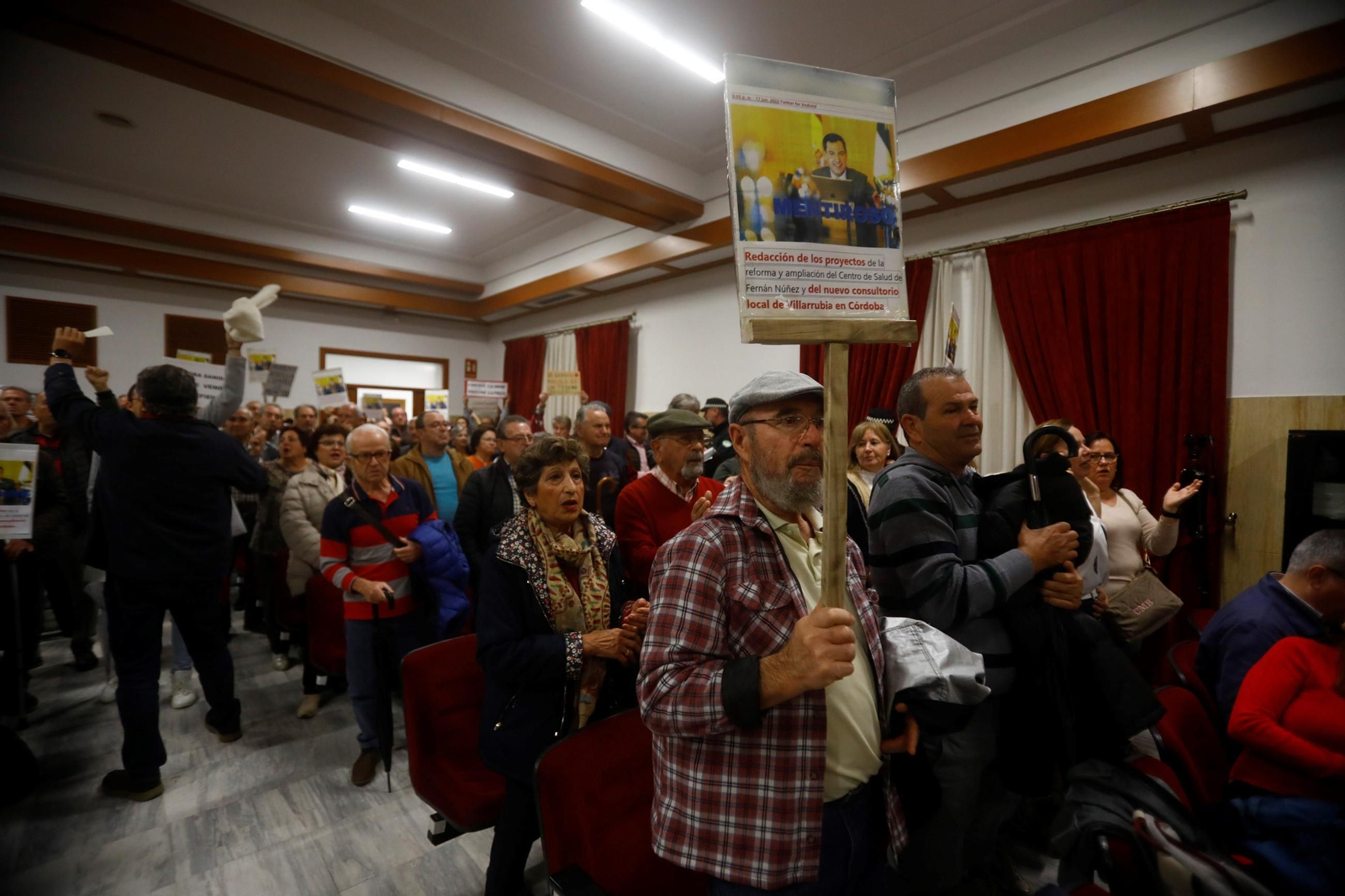 Las imágenes del Pleno suspendido por las protestas de los vecinos de Villarrubia Las imágenes del Pleno suspendido por las protestas de los vecinos de Villarrubia