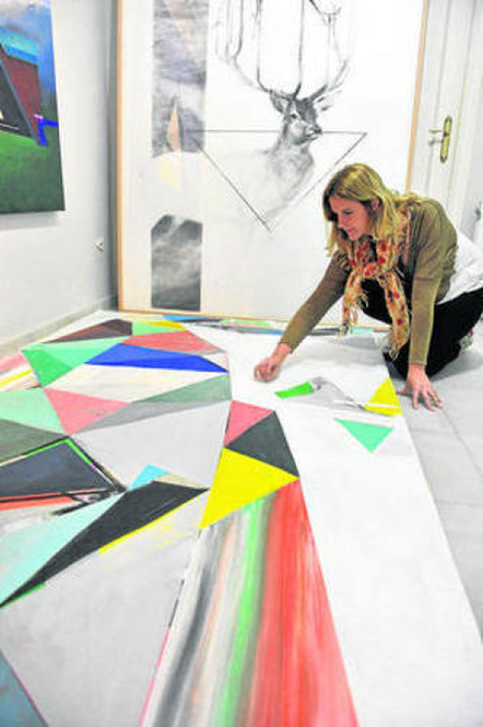 Ángela Mena durante el montaje de la exposición, ayer.