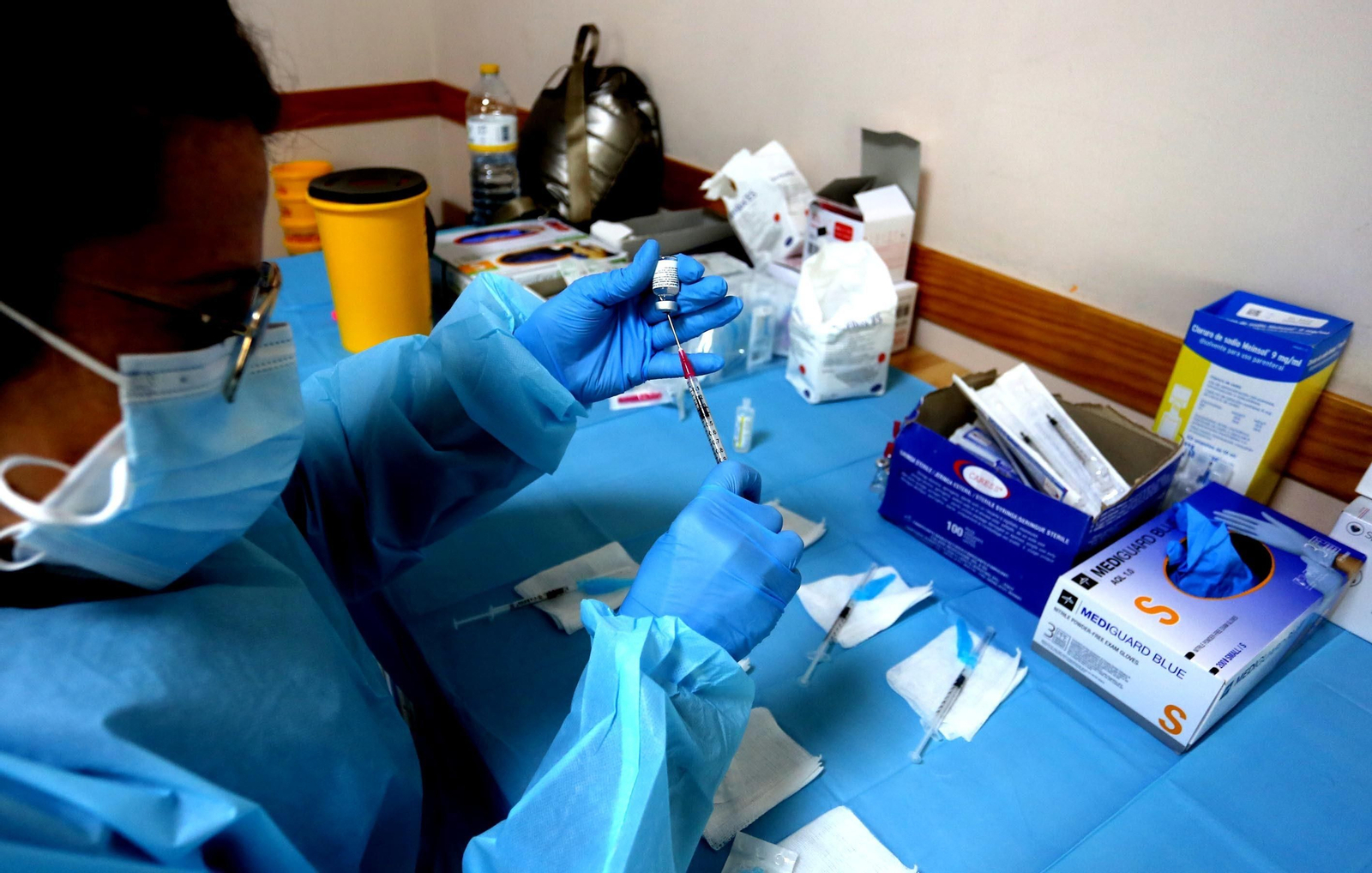 Una enfermera manipula una dosis de la vacuna de Pfizer en Jerez.