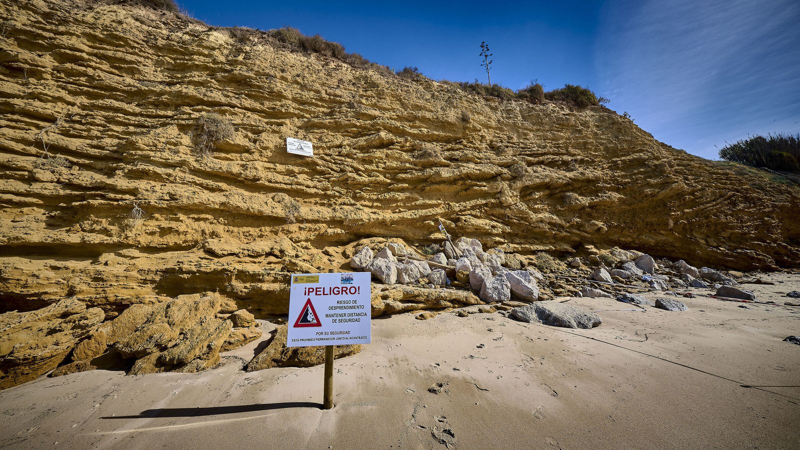 En la imagen se obsevan algunas piedras desprendidas del acantilado.
