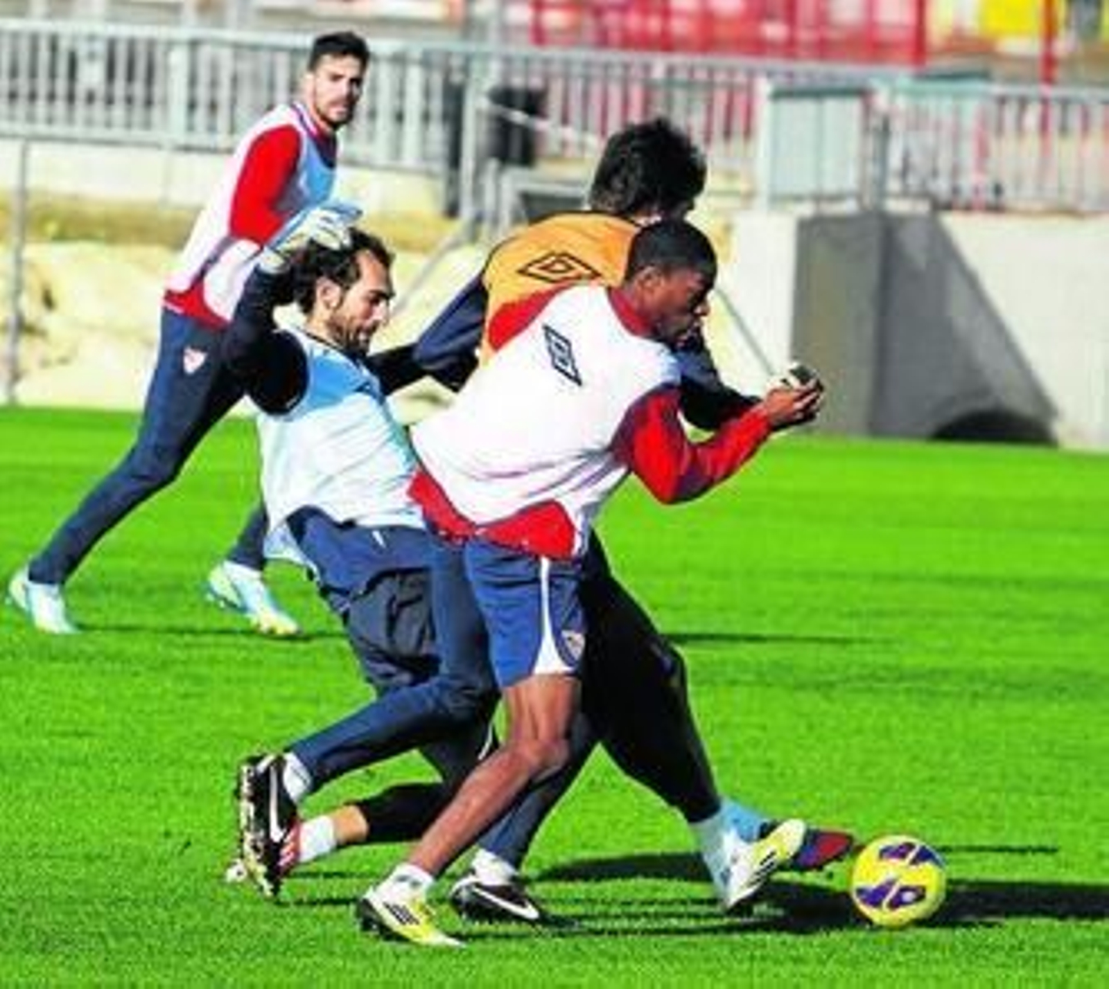Kondogbia, en disputa con los metas Diego López y Julián.