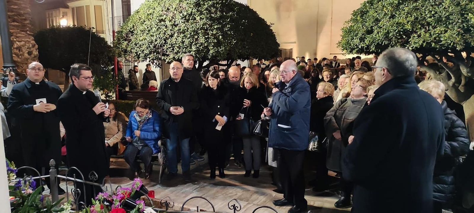 El alcalde asistía a los actos conmemorativos con los que también se le rendía homenaje en su monumento.