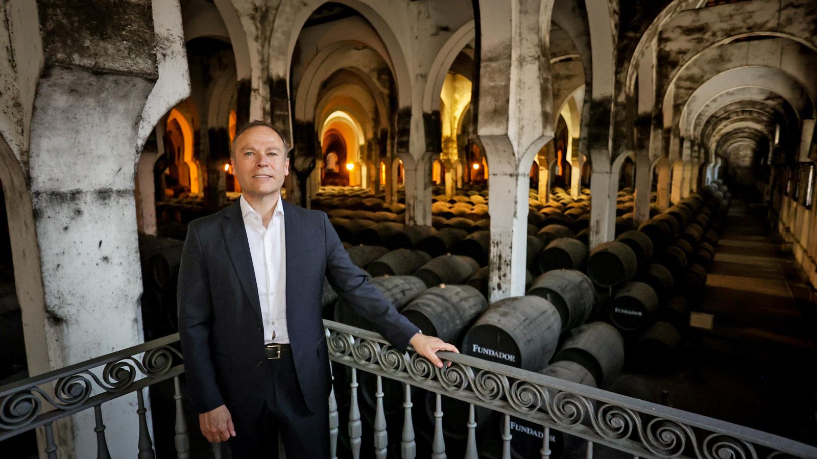 El entrevistado en la bodega La Mezquita de Fundador.