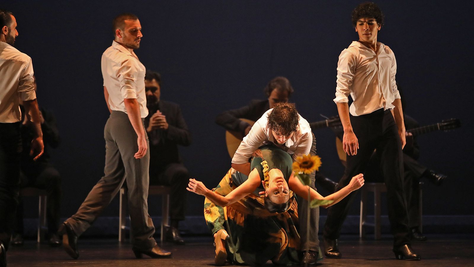 Cuatro bailaores la ayudan a reflejar la estructura patriarcal en la que vive Ariadna.