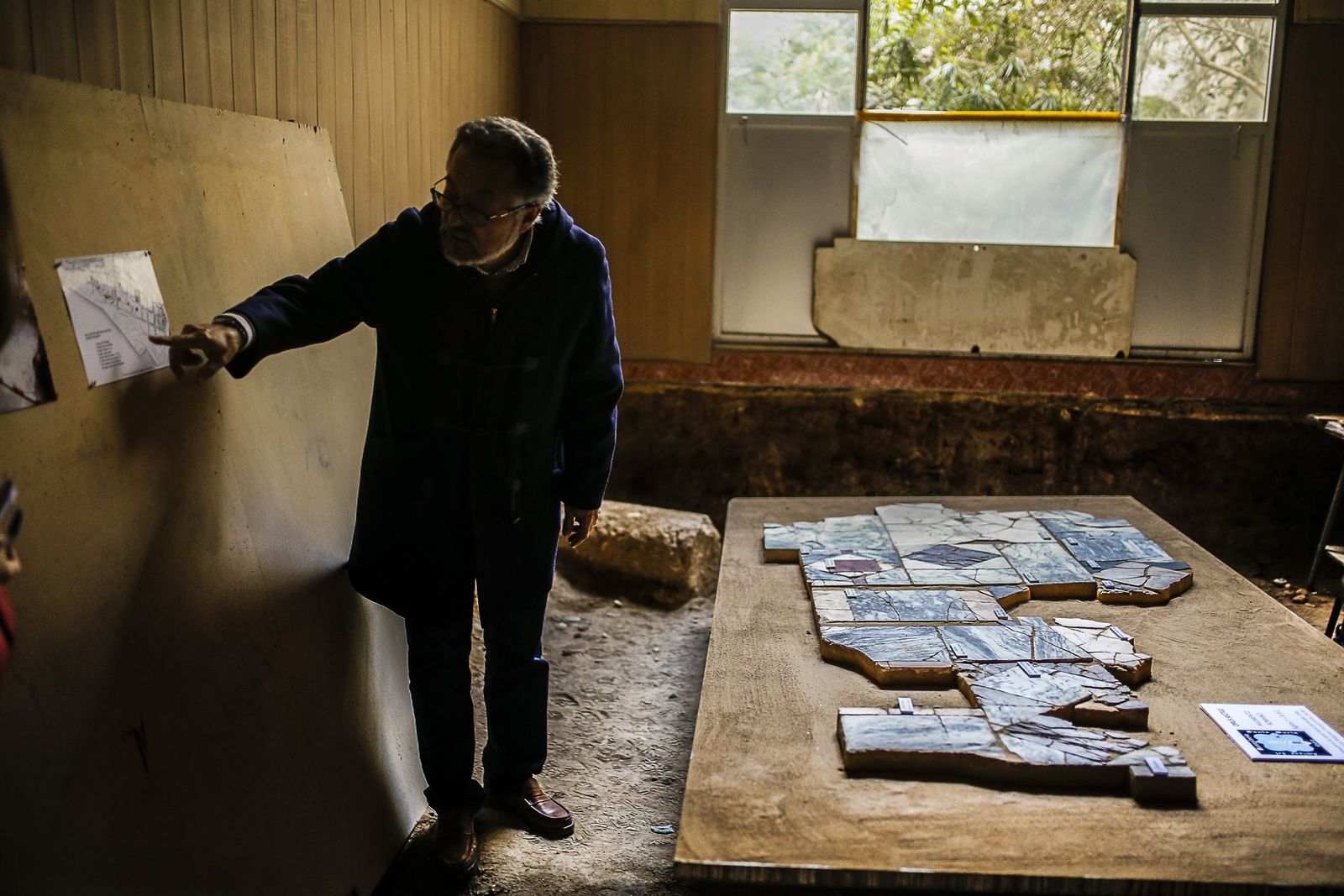 Antonio Ramos, de la Asociación de Amigos del Monasterio de Santa María, muestra el mosaico.