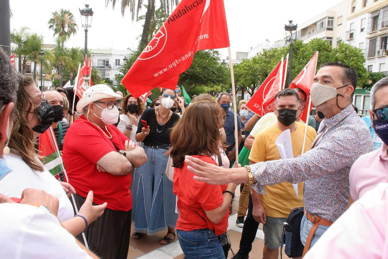 El concejal de Comercio, David Calleja, hablando con los manifestantes el pasado martes.