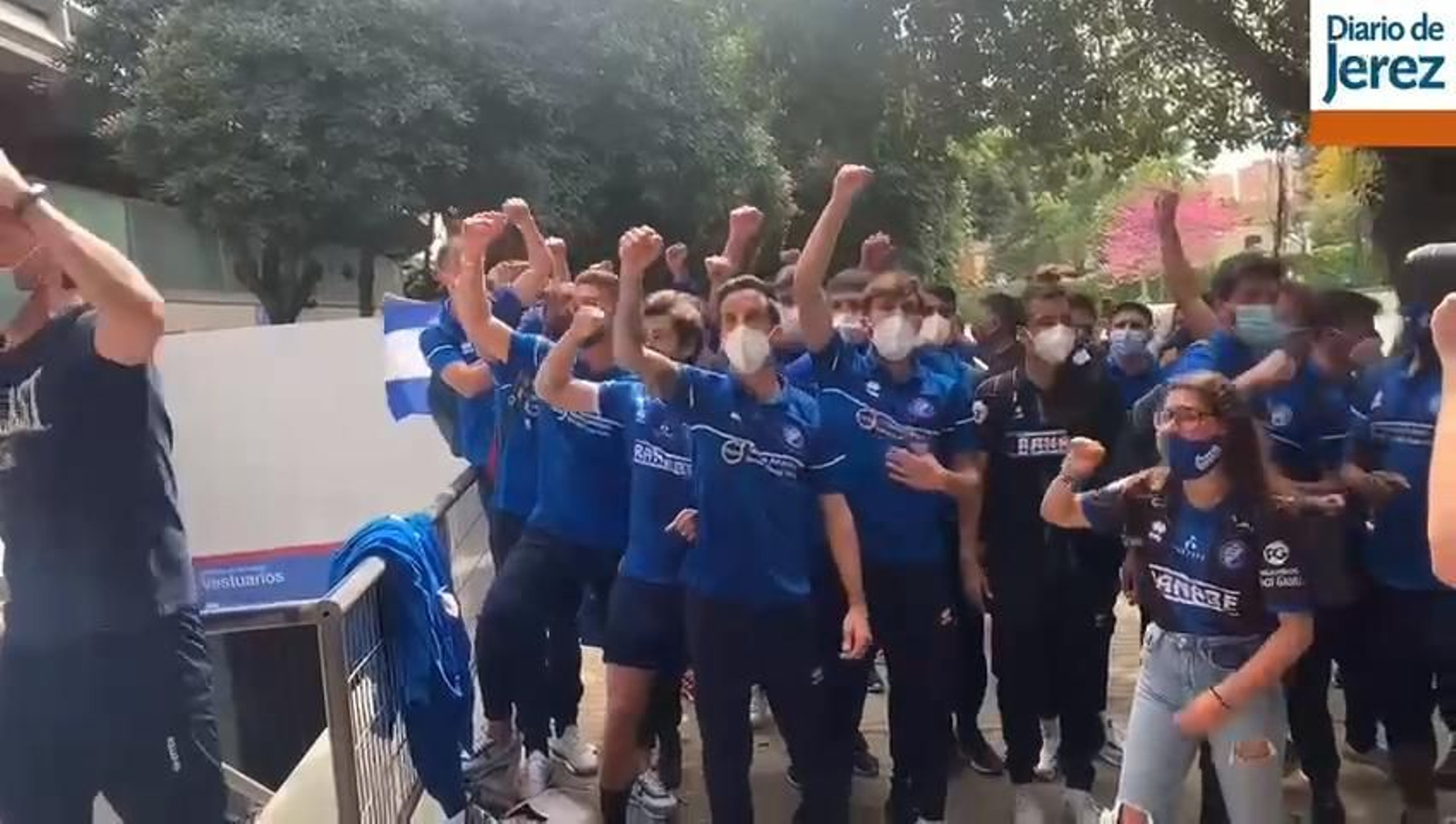 Vídeo: El Xerez DFC, recibido en olor de multitudes por su afición en Chapín Vídeo: El Xerez DFC, recibido en olor de multitudes por su afición en Chapín