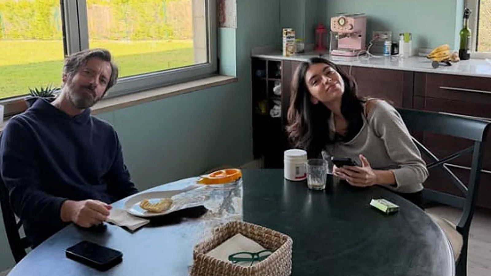 Quique Sánchez Flores comparte mesa con Lucía Rivera, la hija de Blanca Romero.