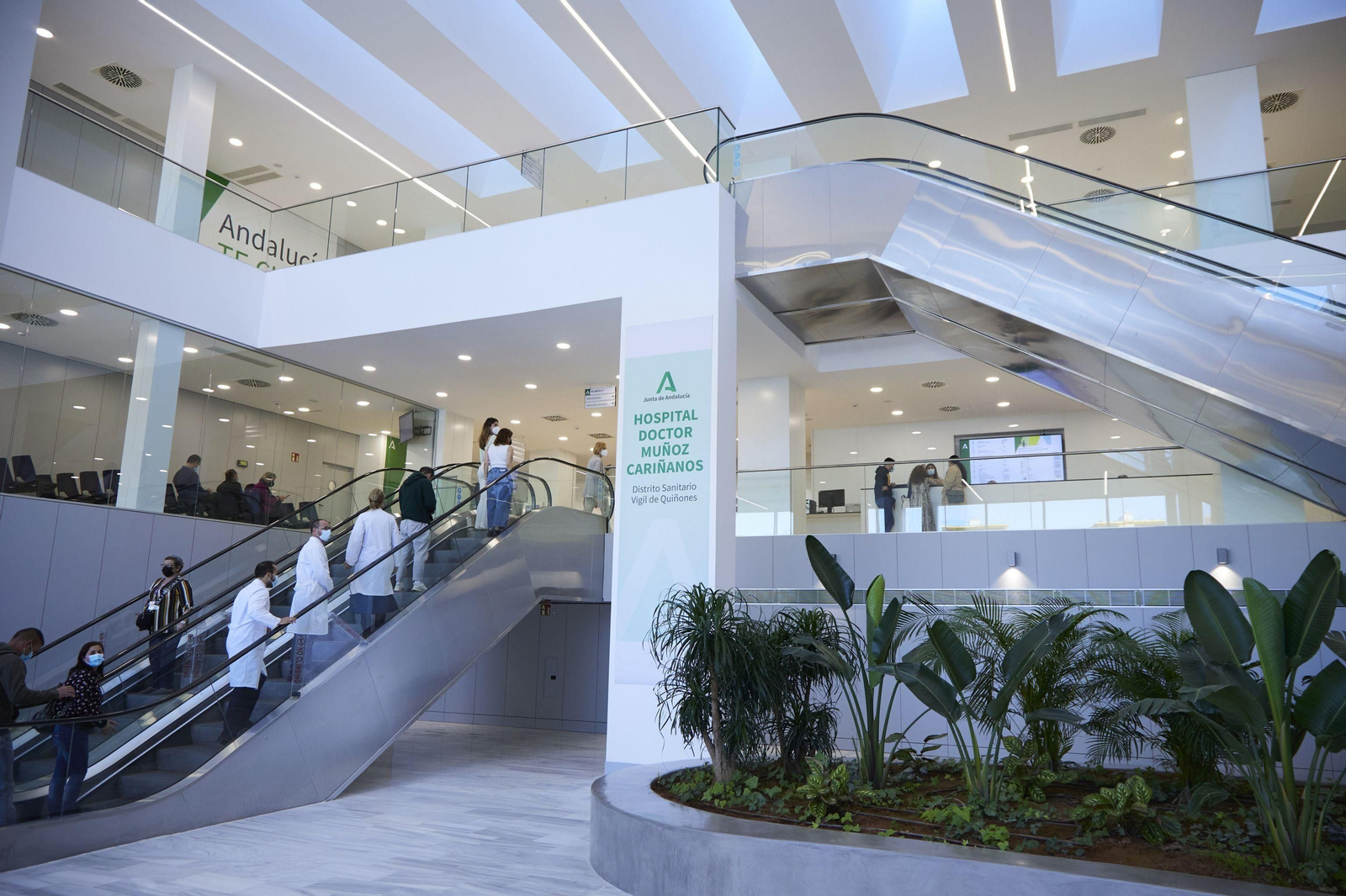 Sanitarios y pacientes en el Hospital Muñoz Cariñanos, el día de su reinauguración al completo, el pasado 20 de marzo.