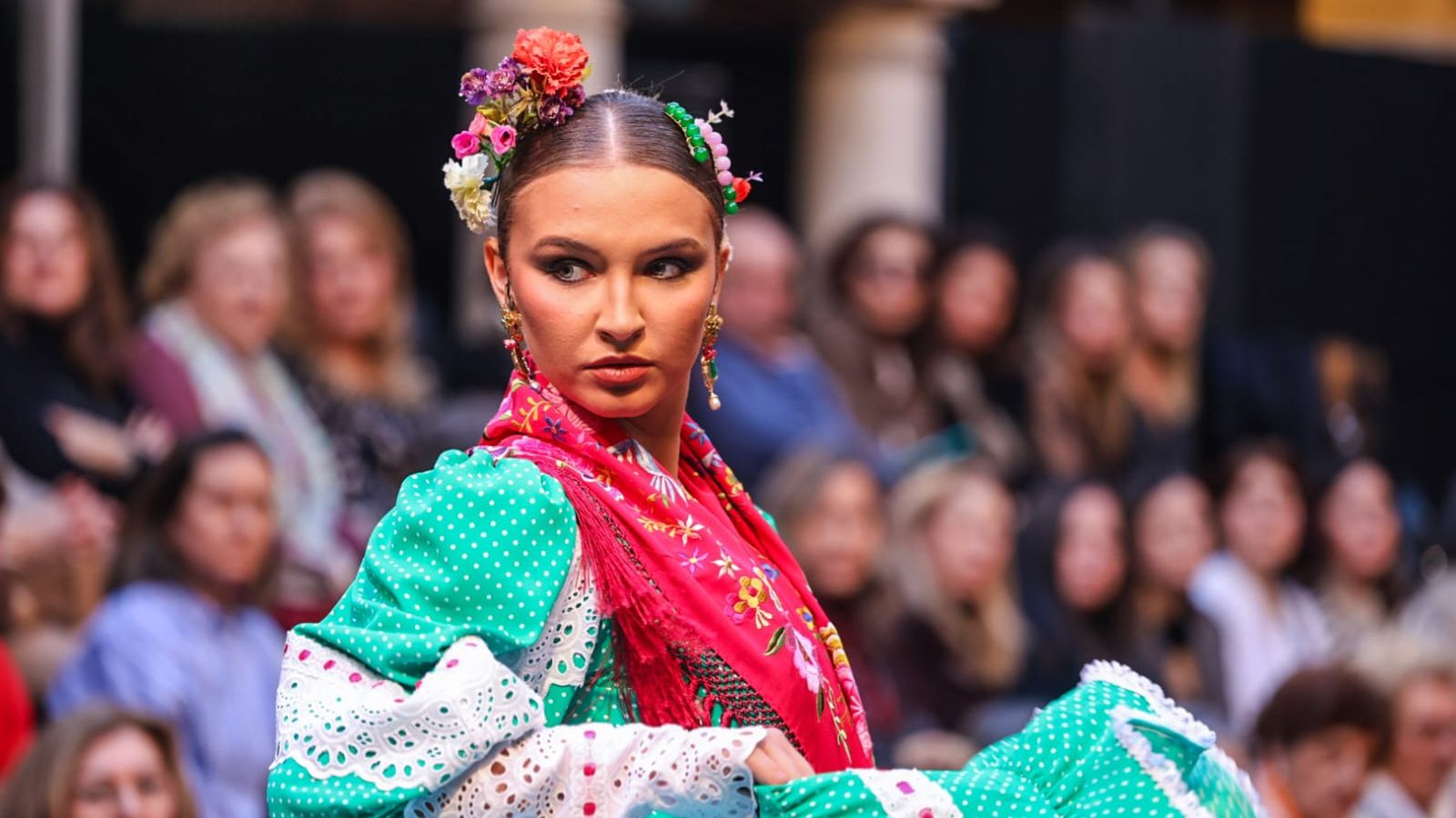 Un momento del desfile de moda flamenca.