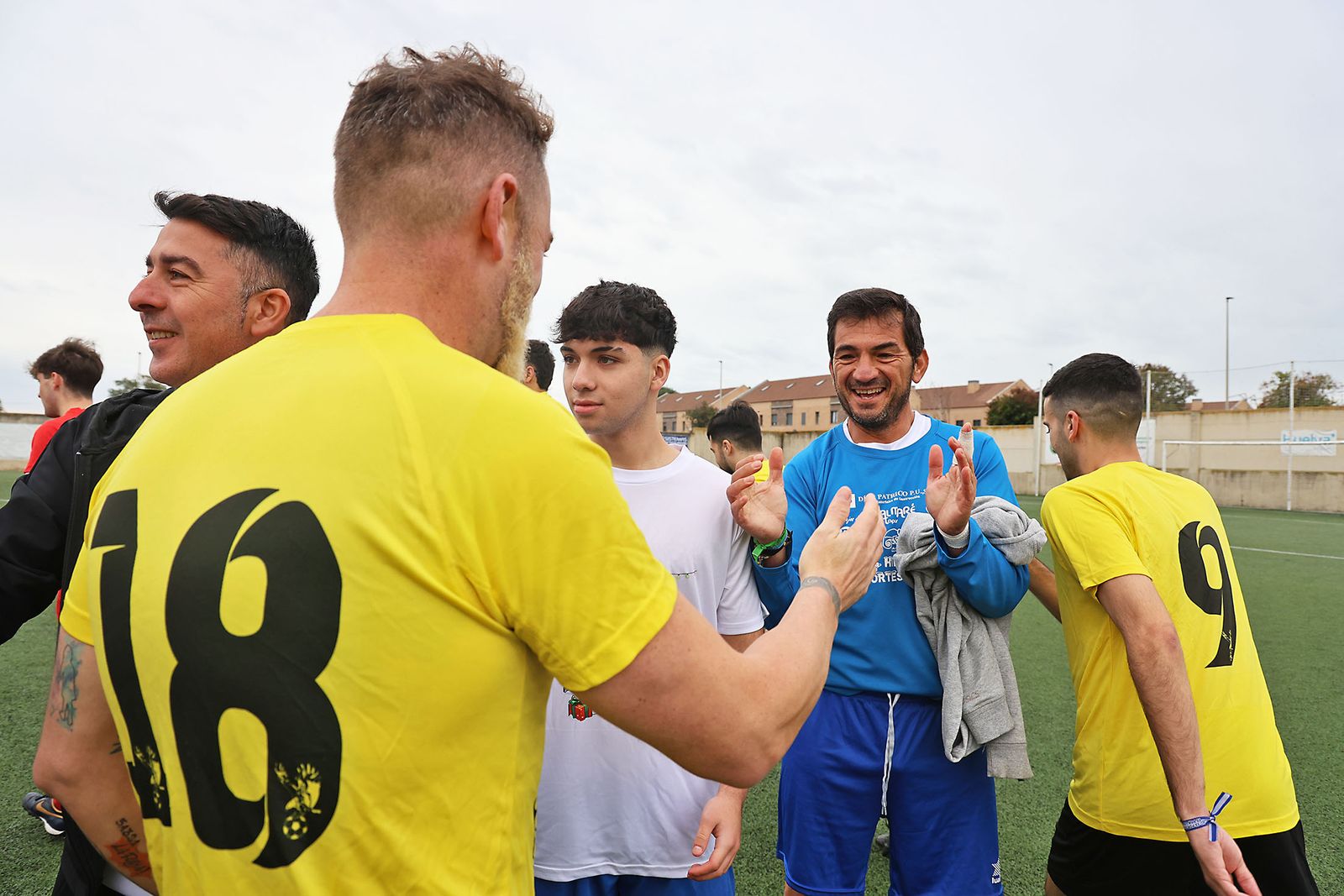 Periodistas y políticos disputan su tradicional partido navideño de fútbol