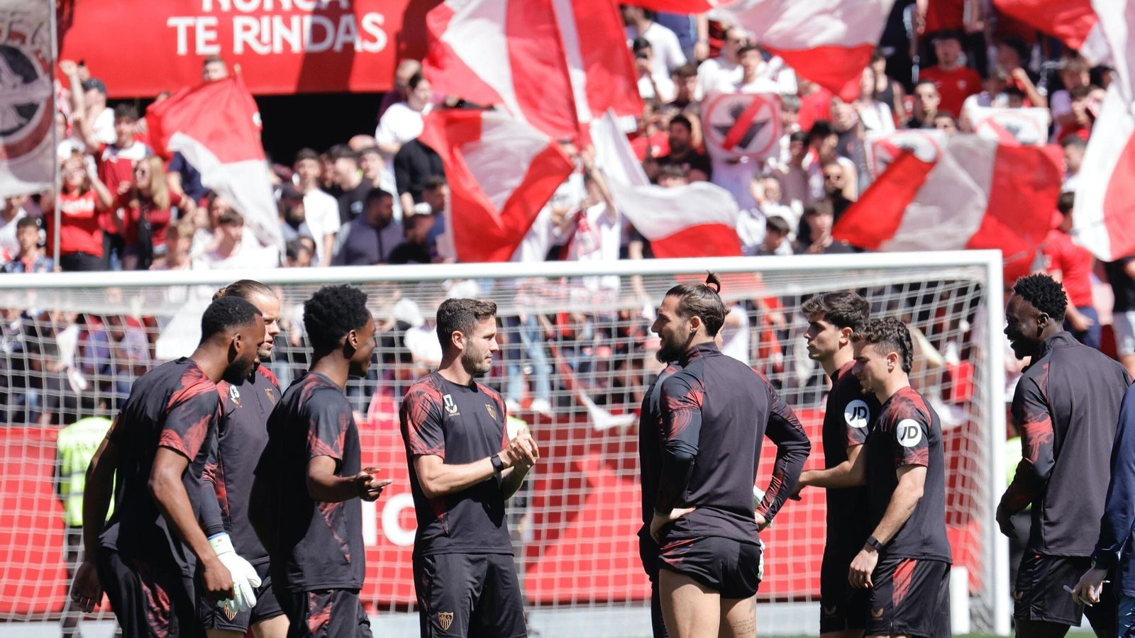 Gudelj atiende a Lokonga ante Saúl en el entrenamiento del Sevilla en el Ramón Sánchez-Pizjuán.