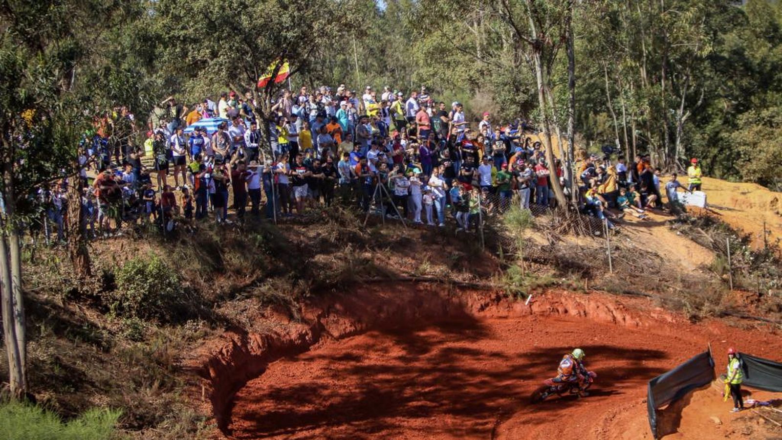 Numerosos aficionados presenciaron las carreras en el circuito Las Arenas.