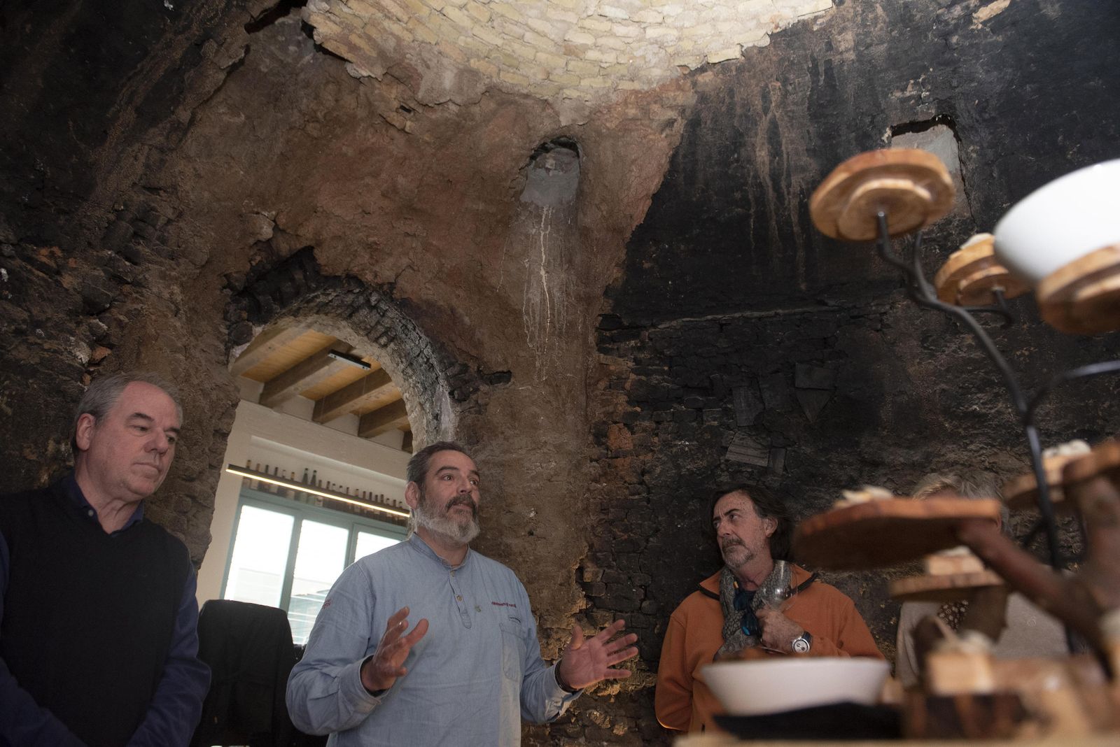 Víctor Gamero presenta la Tintorería Clandestina, con Javier Compás a su derecha, en el singularísimo horno de alfarero.