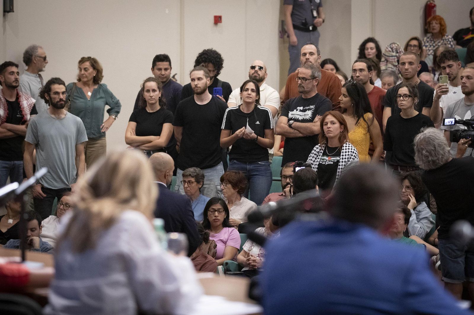 Así ha sido el tenso recibimiento a la vicepresidenta Yolanda Díaz en la Universidad de Granada: las imágenes